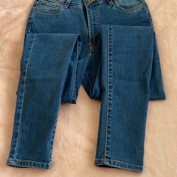 Brand new pair of blue wash jeans! - Picture 3 of 4